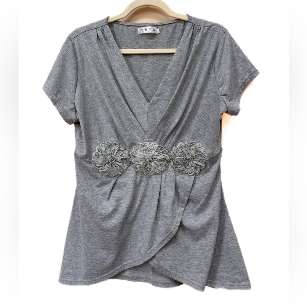 Gray Knit V Neck Short Sleeve Empire Waist Rosette Detail Top - Picture 2 of 7